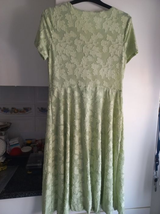 Vestudo midi ,verde claro, tecido " lavrado" não  amarrota M/L..Impecável