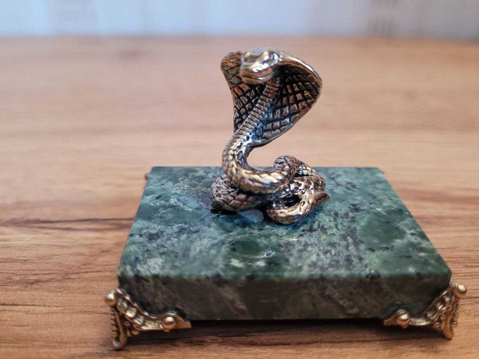 Фигурка Кобры б из бронзы на зелёном камне на ножках, шик, символ 2025