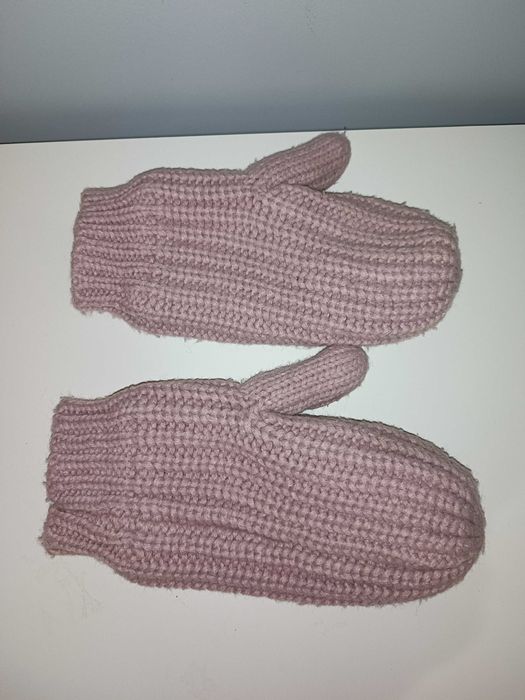 Różowe, ciepłe, dziergane rękawiczki z jednym palcem