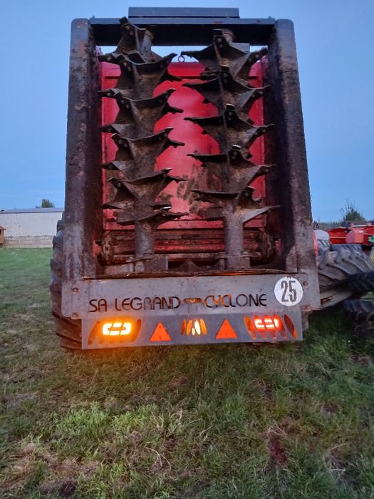 2016 rok W idealnym stanie  Legrand cyclone rozrzutnik do obornika 12t