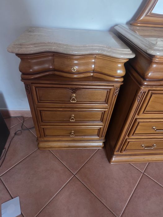 Cómoda Clássica com com Espelho e 2 mesas de cabeceira em Madeira e Pedra
