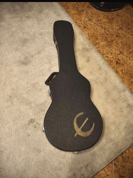guitarra junto de caixa