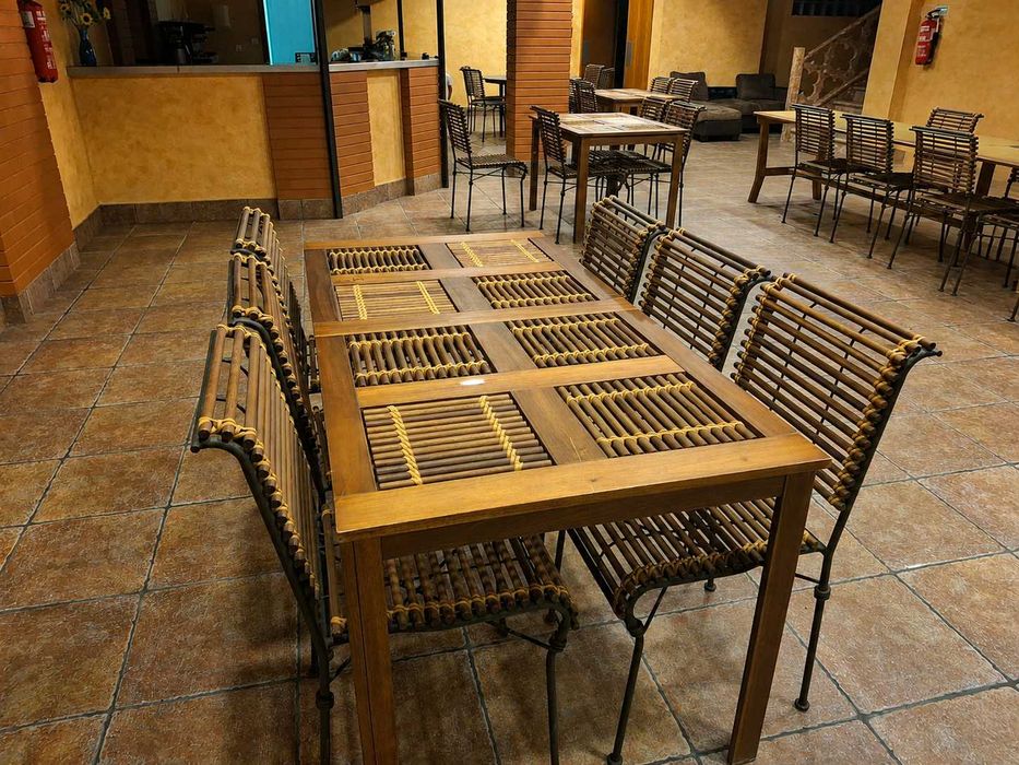 Conjunto de Mesa e Cadeiras | Excelente Estado
