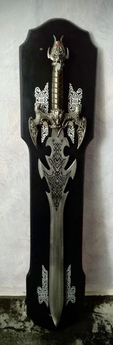 Сувенірний меч на підставці