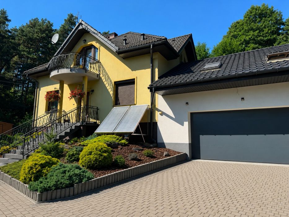 DWA DOMY NA JEDNEJ POSESJI | 0,35 ha | Prywatny las