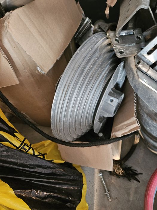 Zawiasy do bramy segmentowej bębny