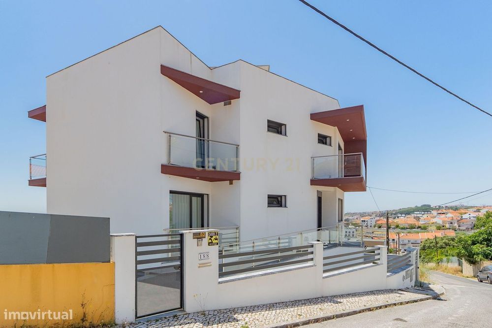 Moradia T5 em Famões