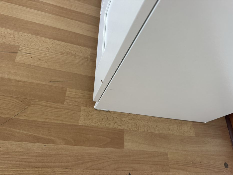 2 roupeiros mais uma estante, com algumas marcas de uso.