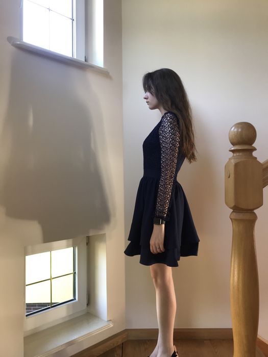 Granatowa rozkloszowana sukienka z długim rękawem z koronką