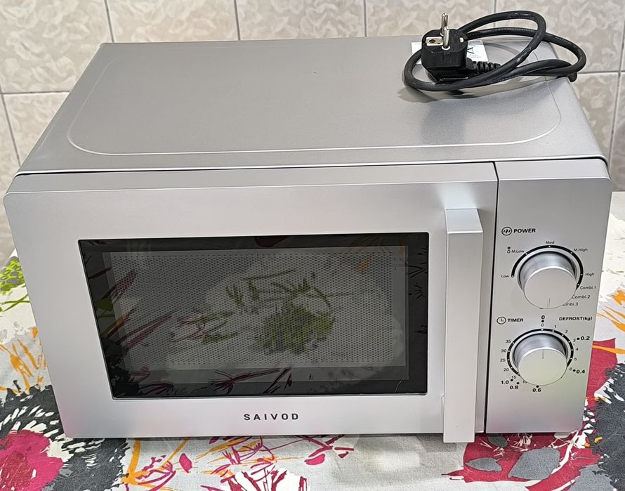 Microondas Savoid  com Grill, a funcionar