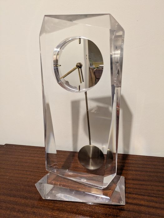 Relógio de pêndulo em acrílico