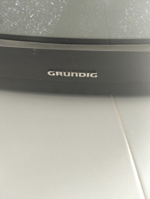 Televisão Grundig pequena sem comando a funcionar