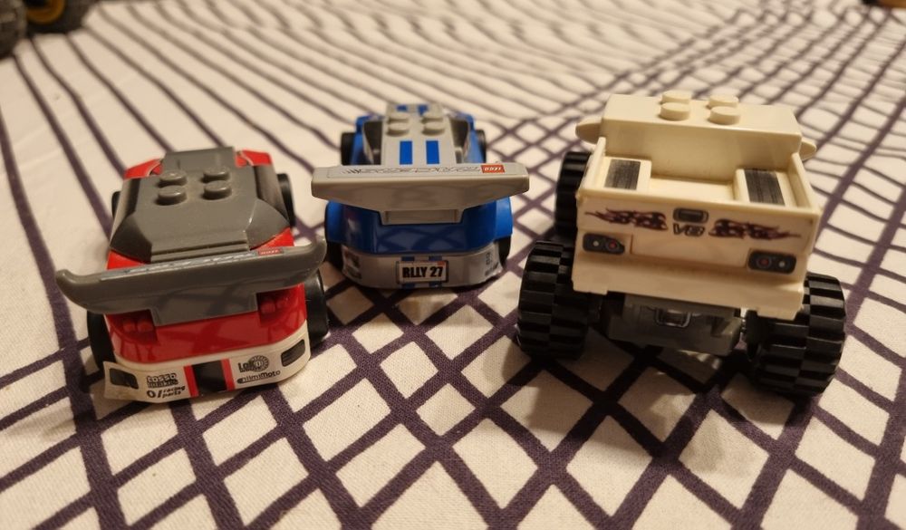 Três LEGO Racers