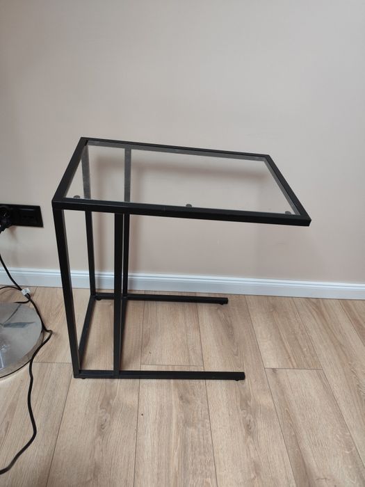 Szklany stolik komputerowy Ikea pod laptopa
