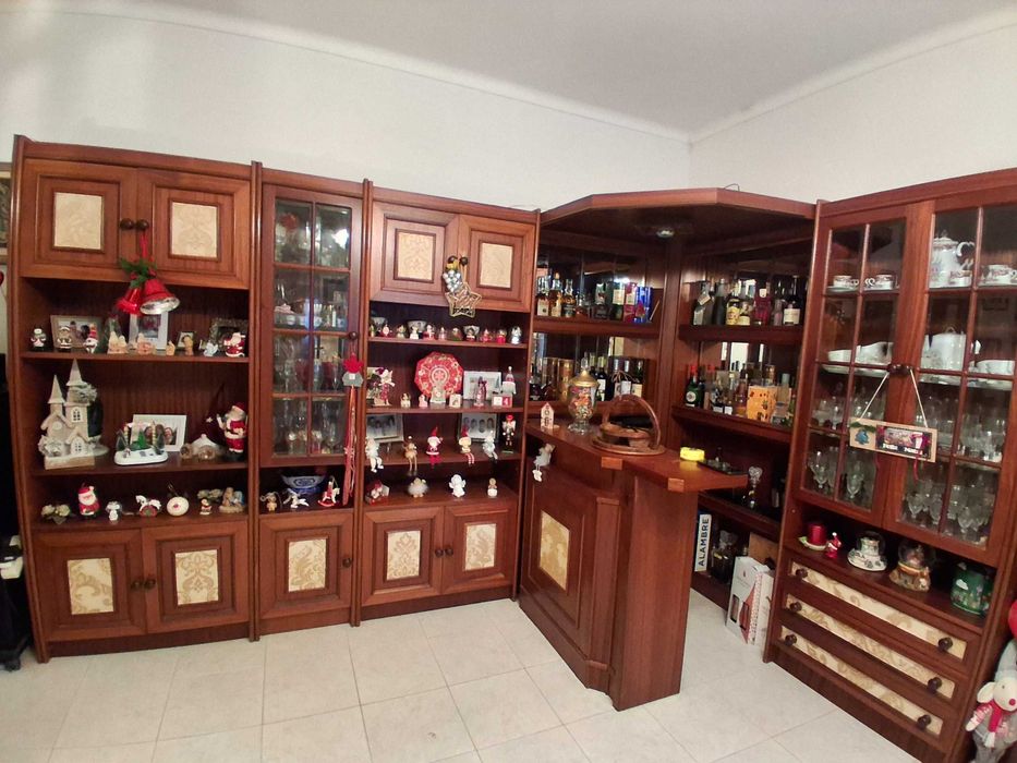 Móvel de sala de estar com bar incluído