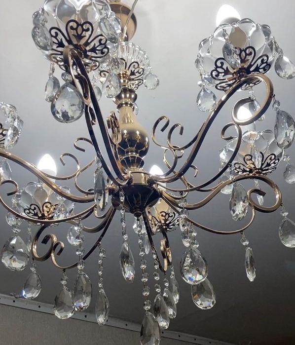 Люстра  майже нова. Не була у вжитку