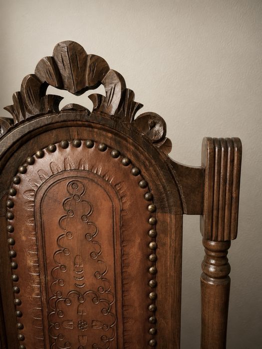 Sala de Jantar Antiga em Madeira Maciça Entalhada – Aparador + Mesa + 8 Cadeiras + Móvel TV