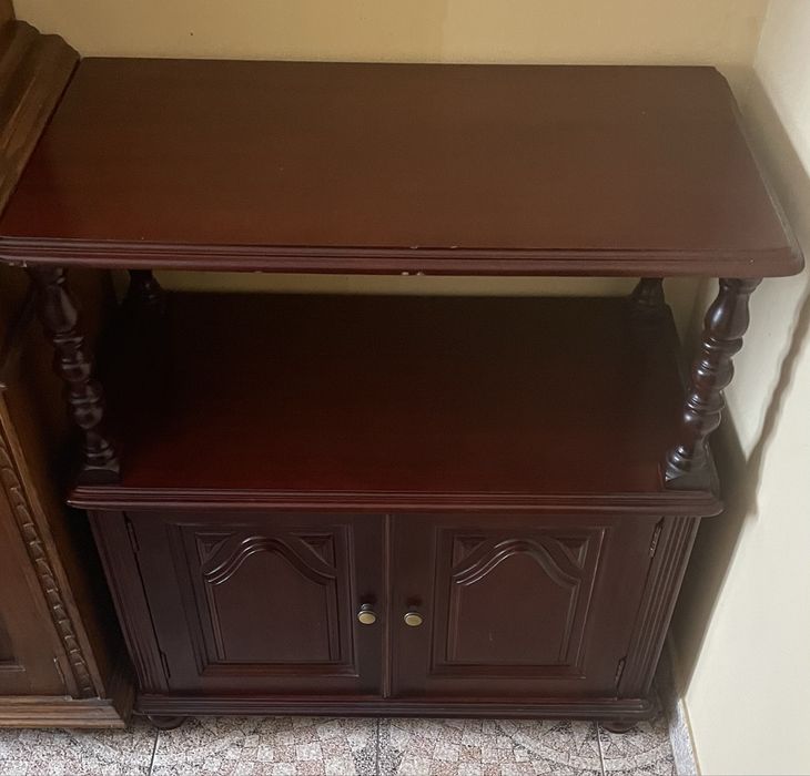 Móvel de apoio em madeira maciça para sala