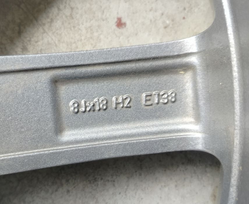 Felgi aluminiowe z oponami zimowymi.