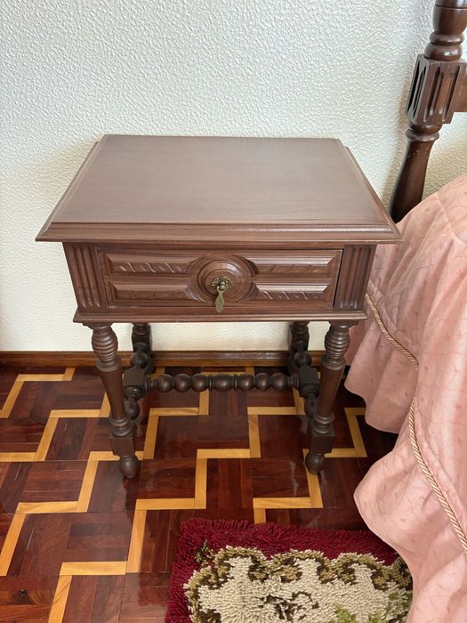 Cama em madeira maciça trabalhada, estilo retro/vintage, com mesa de cabeceira incluída