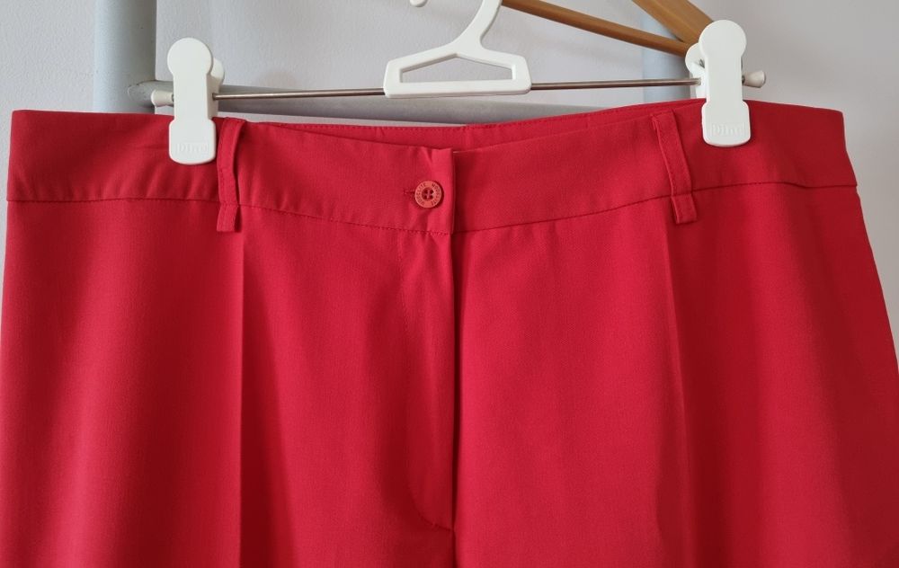 Calças vermelhas modelo clássico tamanho 48