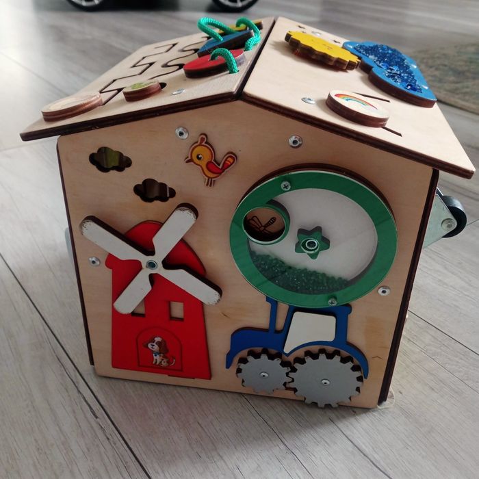 Drewniany domek sensoryczny