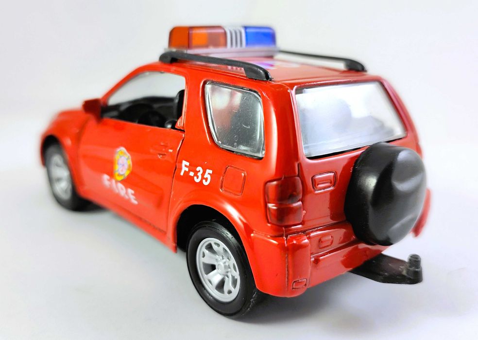 Коллекционная игрушечная машинка Toyota RAV4 в ливрее пожарной службы.