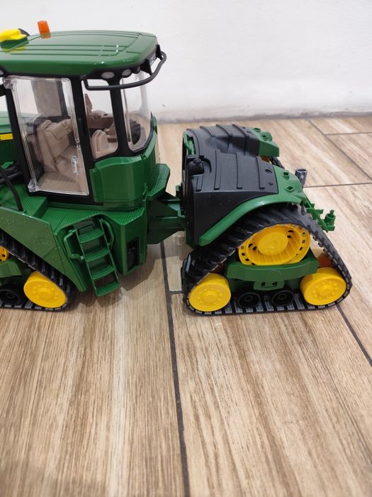 John Deere na gąsienicach Bruder