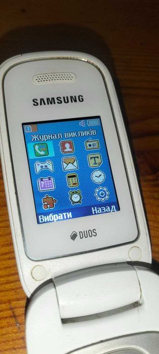 Кнопочний телефон Samsung GT-E1272 (2 SIM)