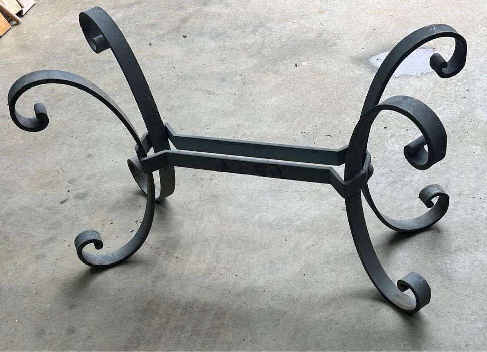 Pé de mesa de centro em ferro artesanal, metalizado.