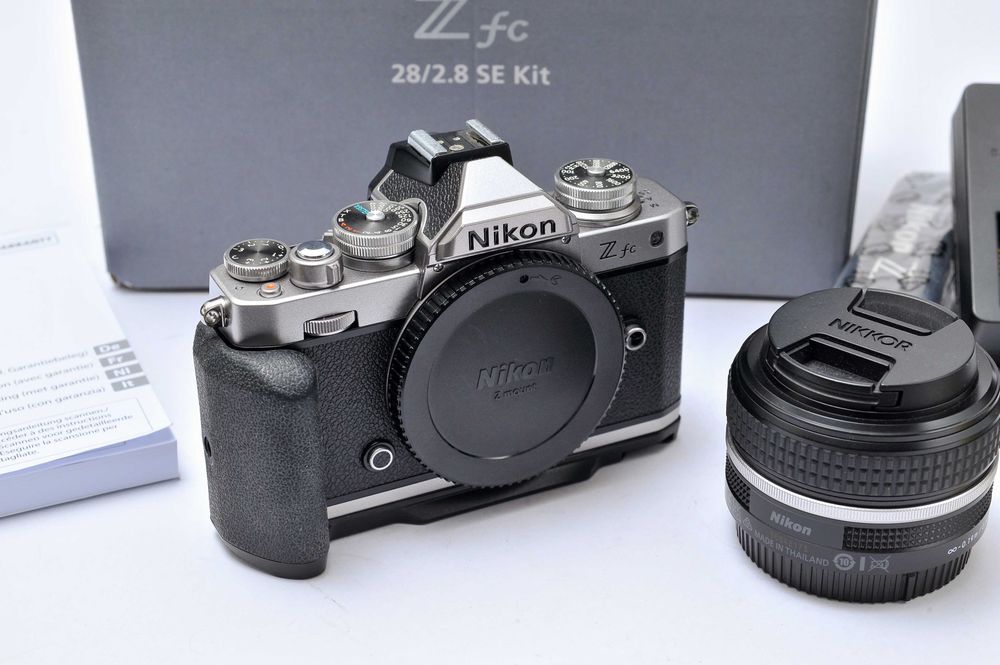 Nikon Zfc (seminova com adaptador de punho)