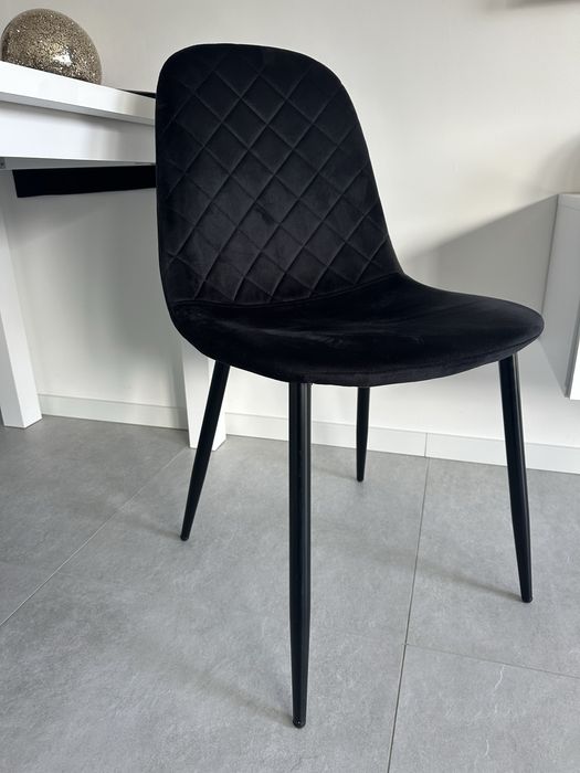 Sprzedam czarne welurowe krzesla 6 sztuk