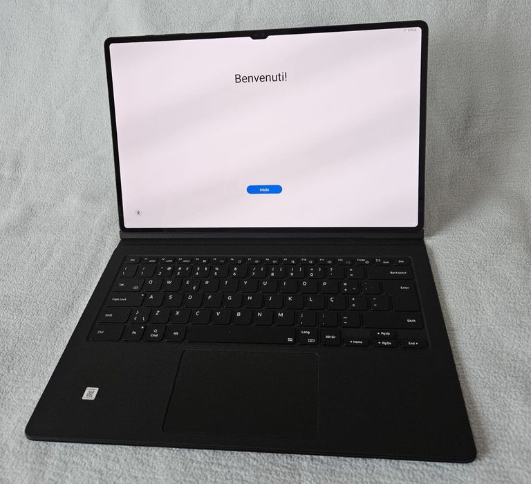 Samsung Galaxy Tab S8 Ultra com capa teclado