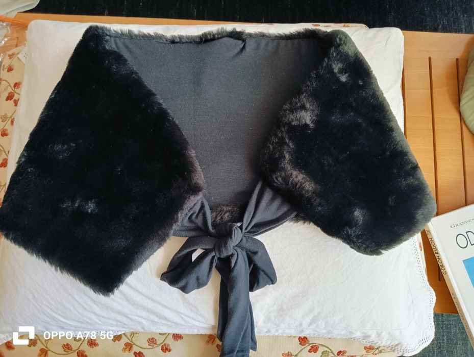 Estola vintage preta c/ laço sintética