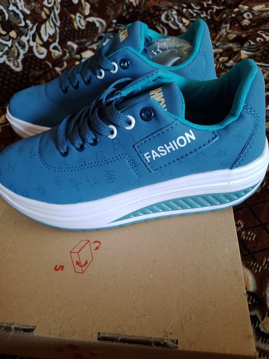 Продам жіночі кросівки.