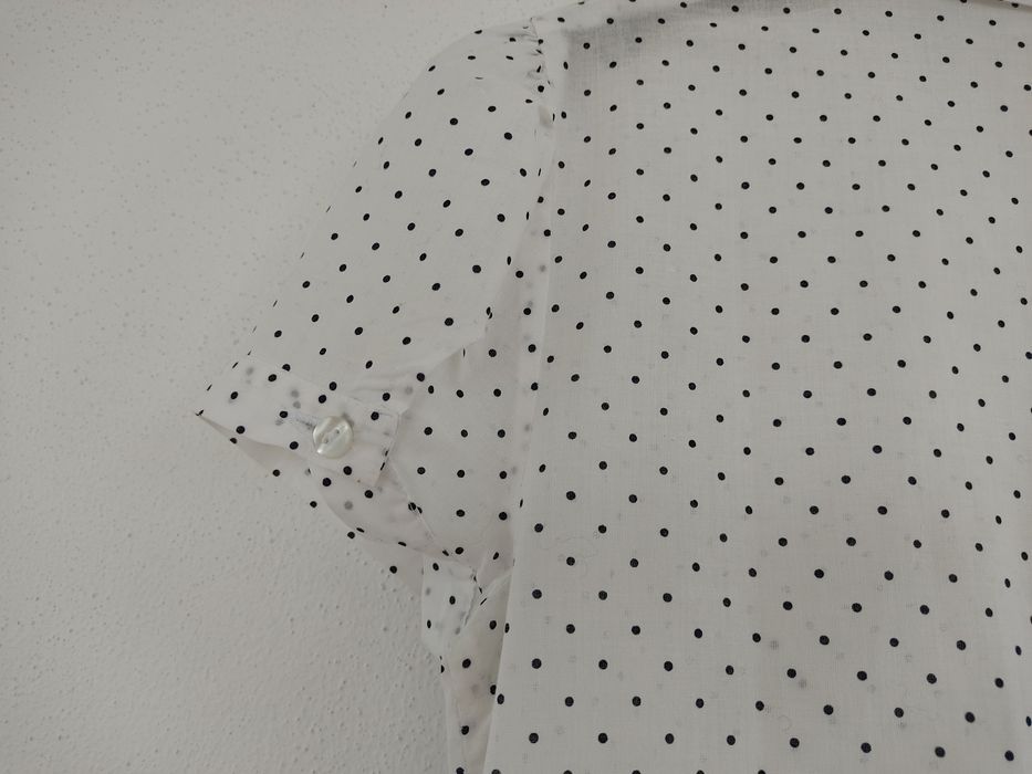 Camisa branca com bolinhas