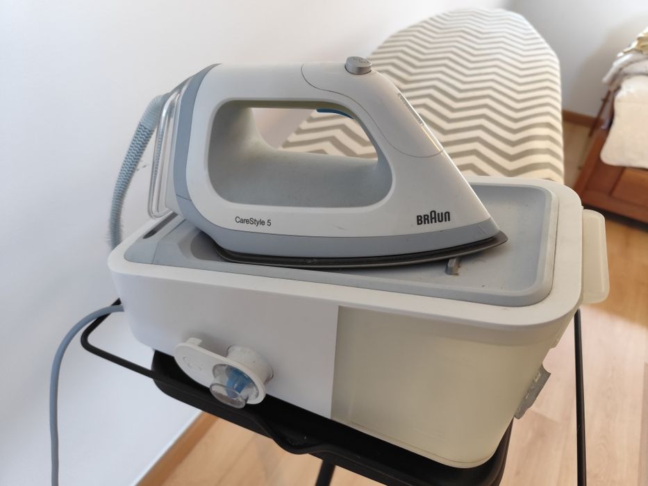 Ferro a vapor com tábua de passar