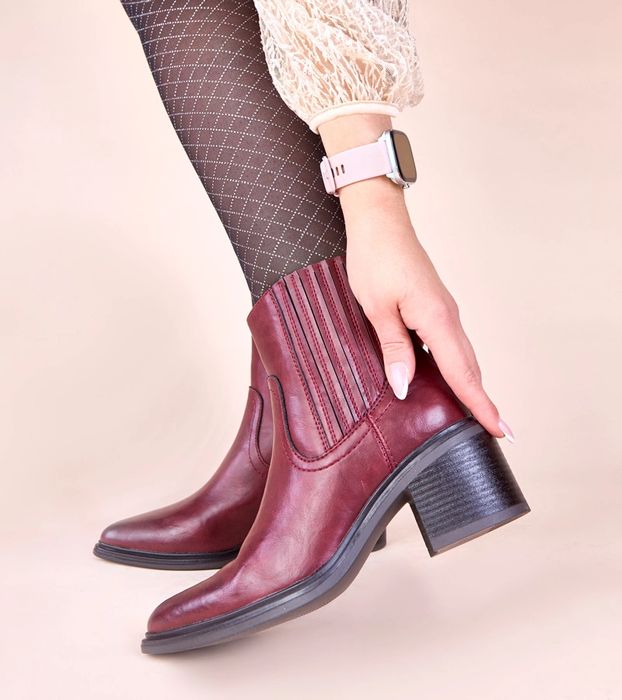 Bordowe botki na słupku z elastyczną wstawką Sesie