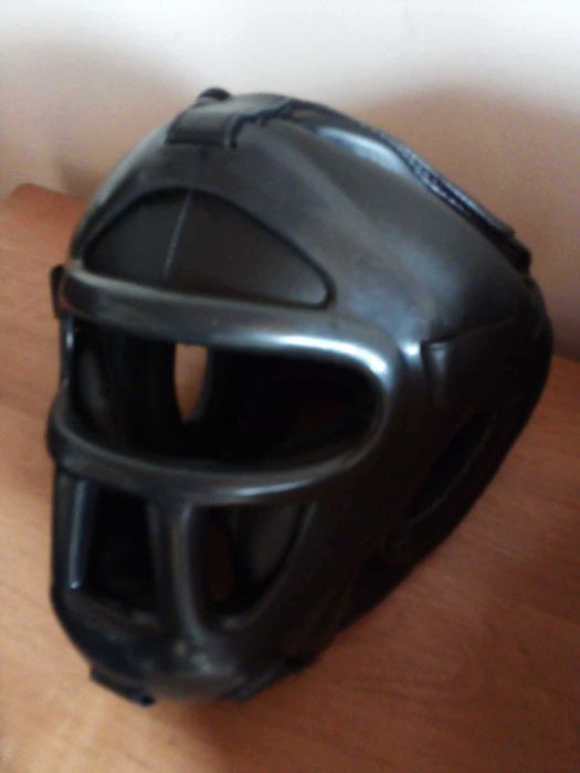 Czarny kask z maską
