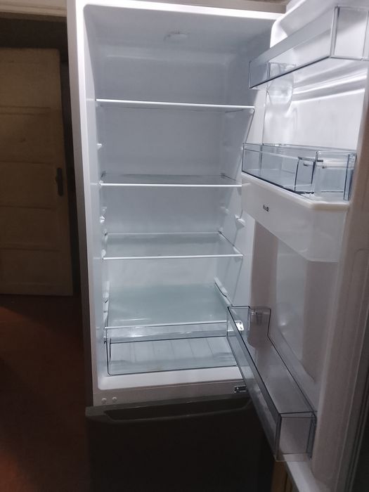 Frigorífico combinado praticamente novo e microondas para venda...os dois juntos para venda...