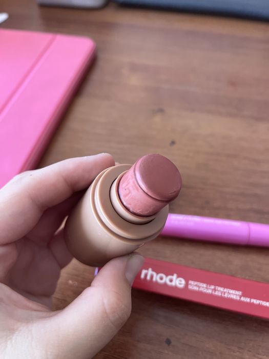 Косметика Rhode.