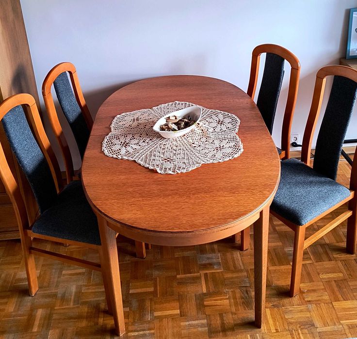 Rozkładany stół (drewno) + cztery krzesła