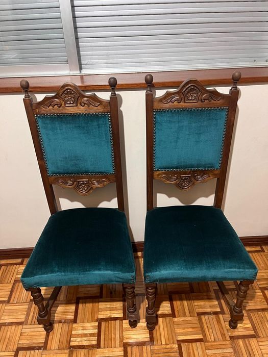 Dupla de cadeiras antigas de qualidade