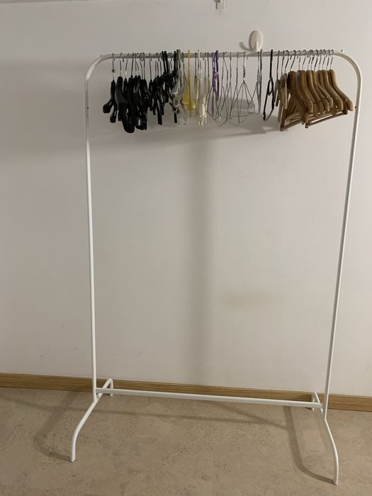 Cabideiro de Roupas com cabides