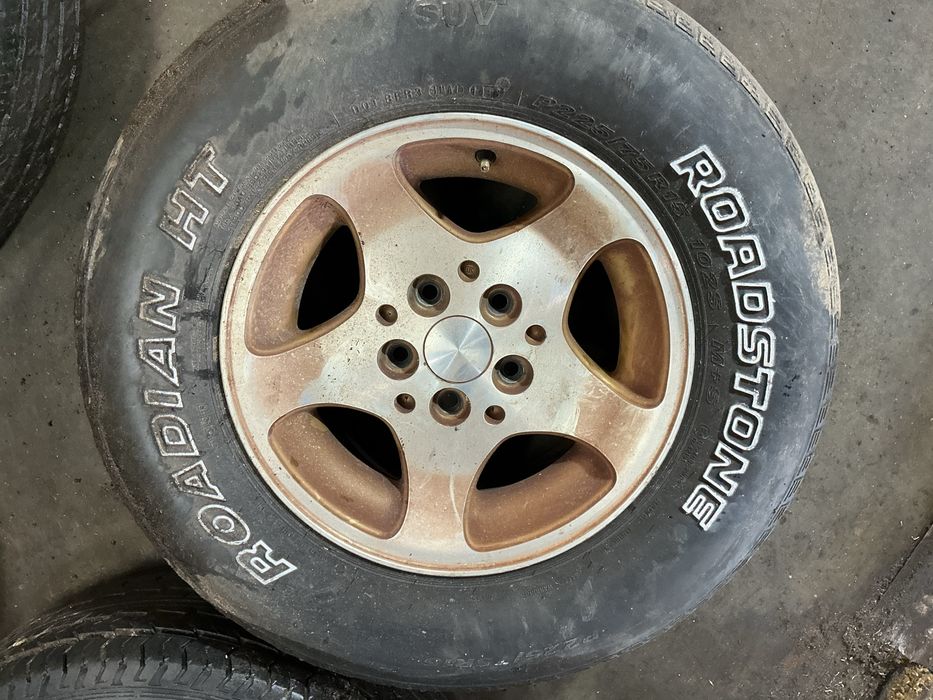 Conjunto de jantes e pneus jipe cherokee 225/175R15