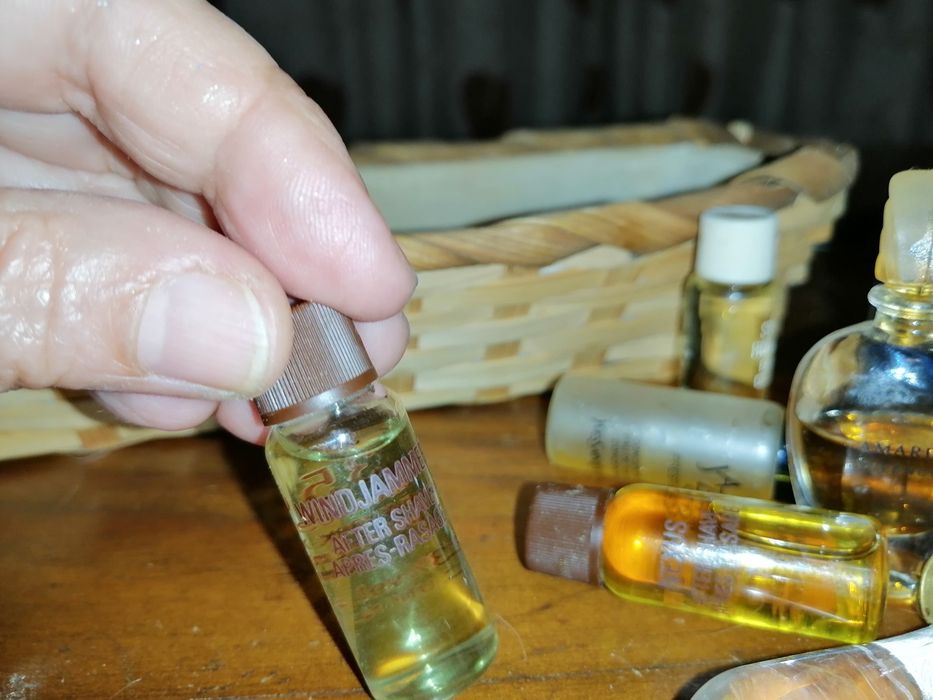 Golas em lã e perfumes miniaturas