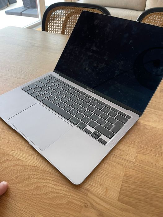 MacBook Air 13” 2020 i5 8GB – Ecrã Partido – Funciona (para reparação)