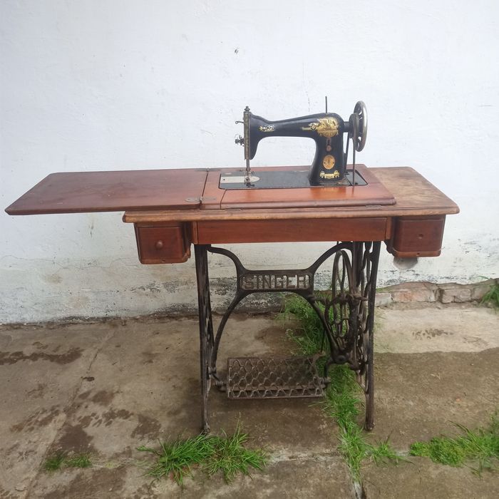Швейна машинка Singer зі станиною