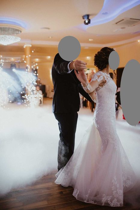 Suknia ślubna z przezroczystymi, długimi koronkowymi rękawkami