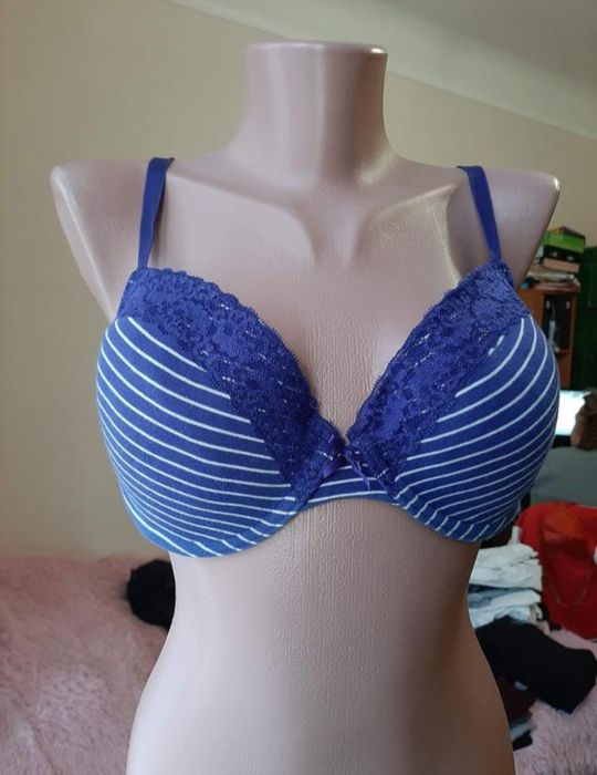 8 різних бюстгальтерів